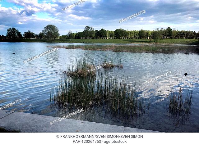The Riemer See in Muenchen in the district of Riem is in the course of the Federal Garden Show 2005 artificially created lake in the east of Munich