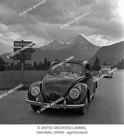 Unterwegs mit dem KdF-Wagen, dem Volkswagen Käfer, Deutschland 1930er Jahre. Travelling by car in the Volkswagen beetle, or ""KdF car"", Germany 1930s