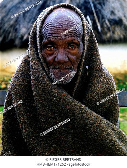 Burundi, Bujumbura Province, surroundings of Ijenda, old man of 80 years old