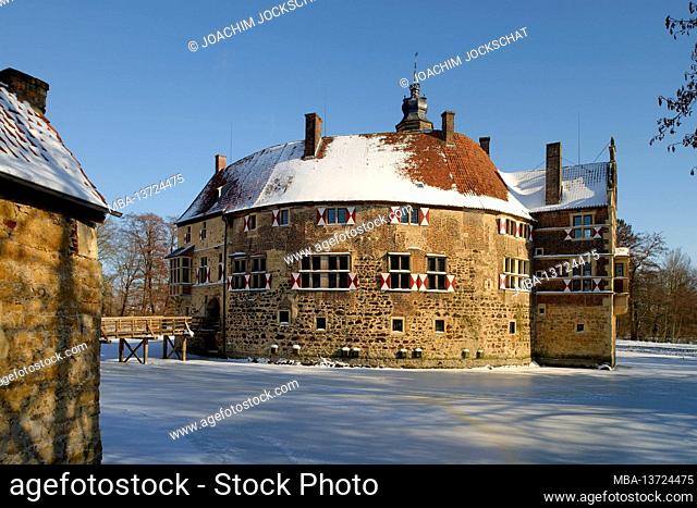 Vischering Castle (Münsterlandmuseum) in winter, Ludinghausen, Münsterland, North Rhine-Westphalia, Germany