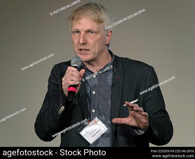 09 May 2022, Lower Saxony, Langenhagen: Stefan Störmer, new state chairman of the GEW education union in Lower Saxony, speaks at the board elections at the...