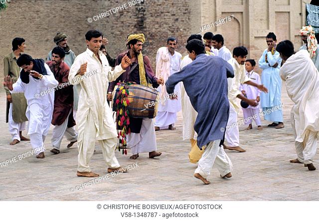 Pakistan, Punjab, Multan, Mausoleum of Rukn-i-Alam, Dancing devouts