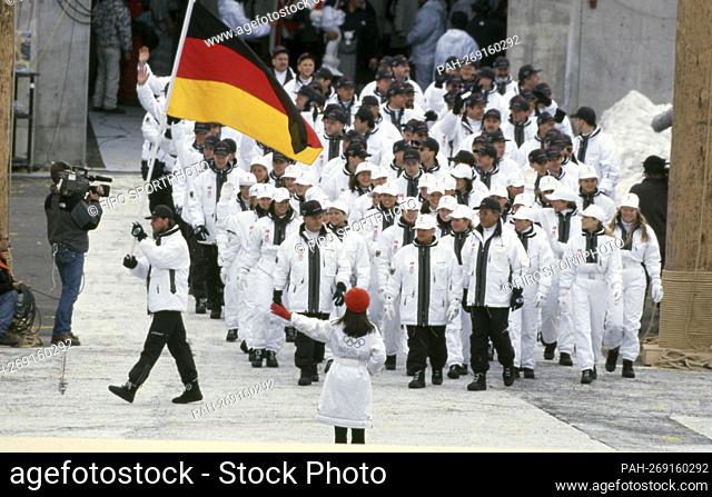 firo: Sport, winter sports Olympia, Olympiad, 1998 Nagano, Japan, Olympic Winter Games, 98, archive images opening ceremony Jochen Behle, flag bearer, invasion