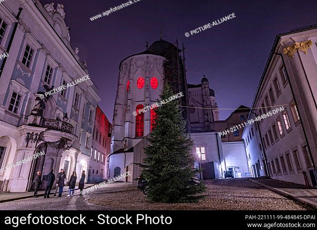 11 November 2022, Bavaria, Passau: Red light shines from windows at St. Stephen's Cathedral. In solidarity with persecuted Christians