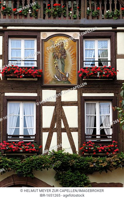 Image of the Virgin Mary on the facade of Maison Loewert, 16th century, rue du Général de Gaulle, Kaysersberg, Alsace, France, Europe
