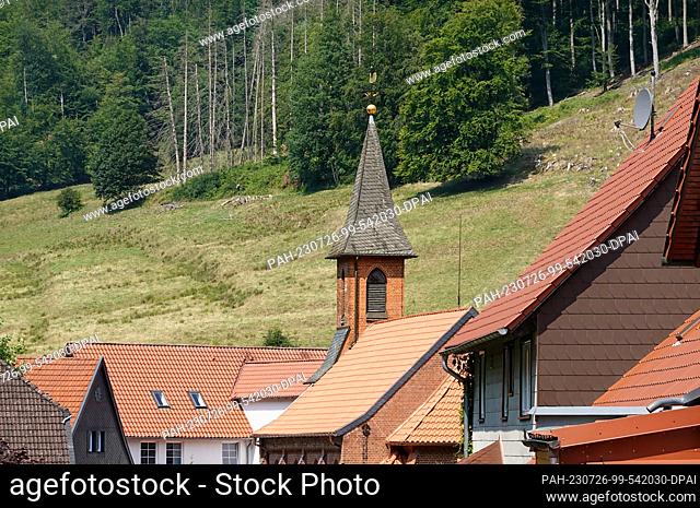 09 July 2023, Lower Saxony, Herzberg/Ot Lonau: The low houses and the parish church in Lonau in the Harz National Park. Thanks to its location as a dead-end...