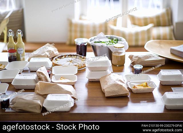 22 January 2021, Bavaria, Nuremberg: Pre-ordered meals are available in take-out food containers on a table at the Mobile Culinary School