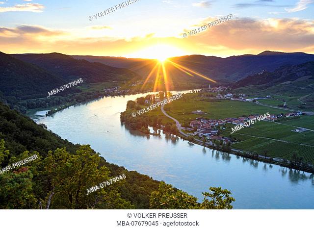 DÃ¼rnstein, bend of river Donau (Danube), DÃ¼rnstein castle, villages DÃ¼rnstein and Oberloiben, vineyards, cruise ship in Wachau, Lower Austria, Austria