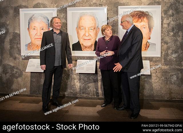 21 January 2020, North Rhine-Westphalia, Essen: The artist Martin Schoeller (l), the Holocaust survivor Naftali Fürst and Chancellor Angela Merkel (CDU) are...