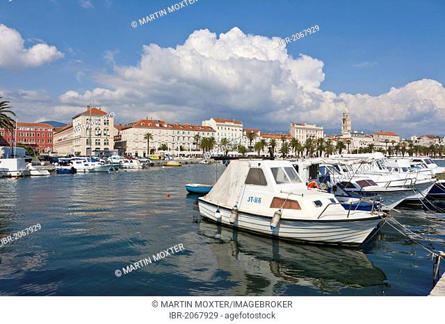 Riva promenade at the port of Split, with Diocletian's Palace at the rear, Split, Middle Dalmatia, Dalmatia, Adriatic coast, Croatia, Europe, PublicGround