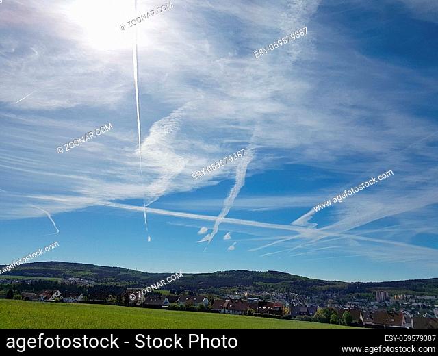 Kondensstreifen ist die Kondensation von Abgasen der Flugzeuge. Am blauen Himmel sind sie besonders gut zu sehen. Contrails is the condensation of exhaust gases...