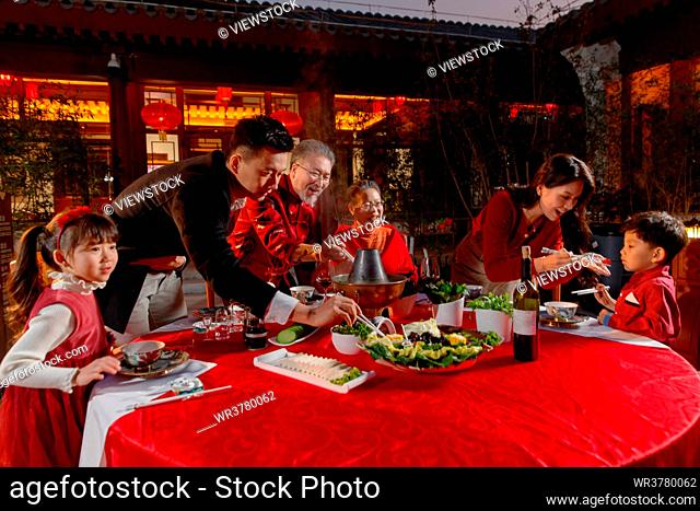 The Spring Festival Oriental family meals in the Chinese style garden