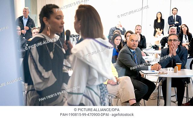 14 August 2019, Canada, Iqaluit: Heiko Maas (r, SPD), Foreign Minister of Germany, observes two singers in traditional dress during his visit to Nanavut Arctic...