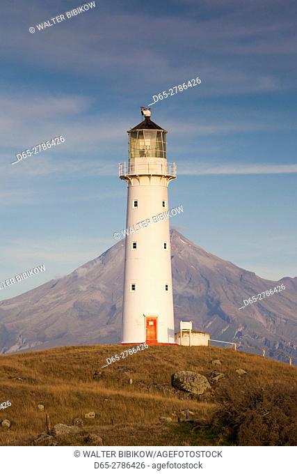 New Zealand, North Island, New Plymouth-area, Pungarehu, Cape Egmont Lighthouse and Mt. Taranaki, dusk