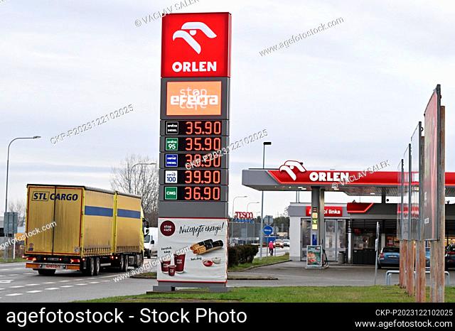 Fuel at Czech filling stations continues to get cheaper since the beginning of October, whereas before that it had been rising for about four months