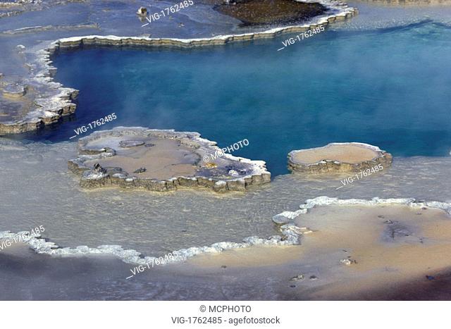 Multihued THERMAL POOL in YELLOWSTONE NATIONAL PARK, America's first national park, 1872 - WYOMING - 31/07/2009