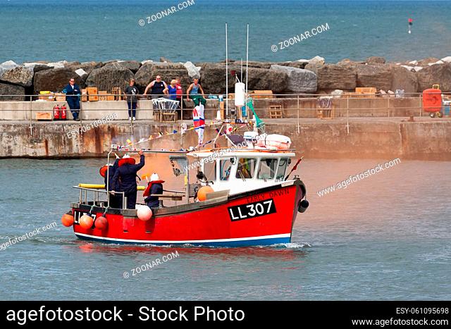 RNLI rescue demonstration in Staithes