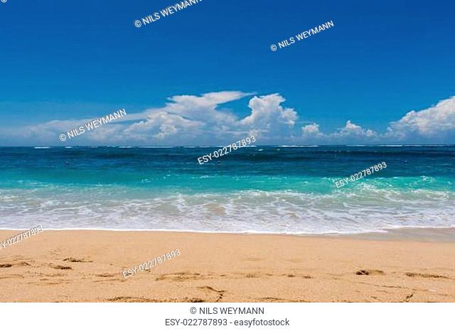 Schöner einsamer Sandstrand in der Karibik mit weißem Sand und blauem Himmel