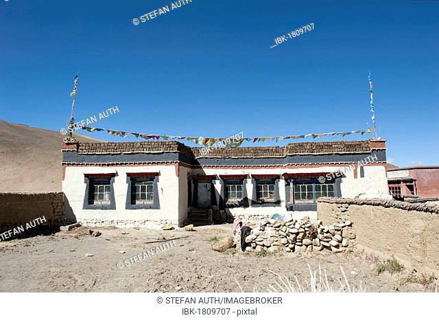 Typical Tibetan house, flat roof, village Lung Chang at Old Tingri, Mount Everest region, Himalayan, central Tibet, U-Tsang, Tibet Autonomous Region