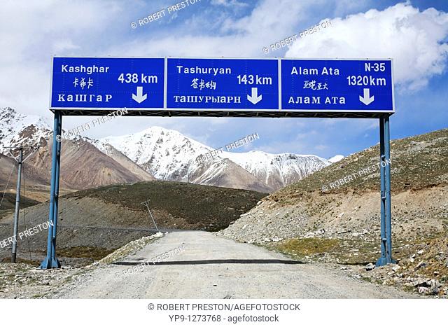 The border road to Tashuryan and Kashgar in China, Karakorum, Pakistan