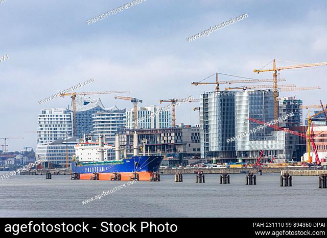 06 November 2023, Hamburg: The Ìberseequartier construction site in Hamburg's Hafencity. Among other things, 650 apartments, 4000 office workplaces