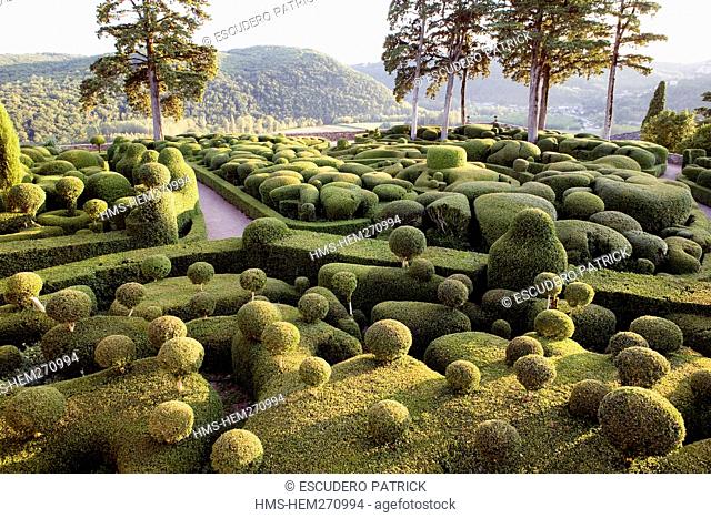 France, Dordogne, Perigord Noir, Dordogne Valley, Vezac, Chateau de Marqueyssac, terraced gardens with box tree designed by Le Notre