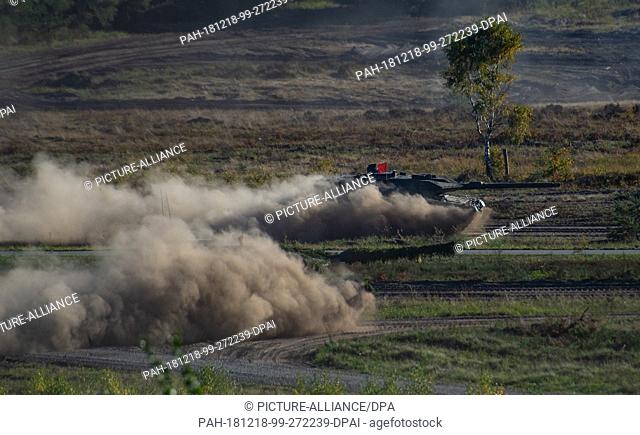 12 October 2018, Lower Saxony, Bergen: Two Leopard 2A main battle tanks are being used in the information training exercise ""Land Operations 2018"" at the...