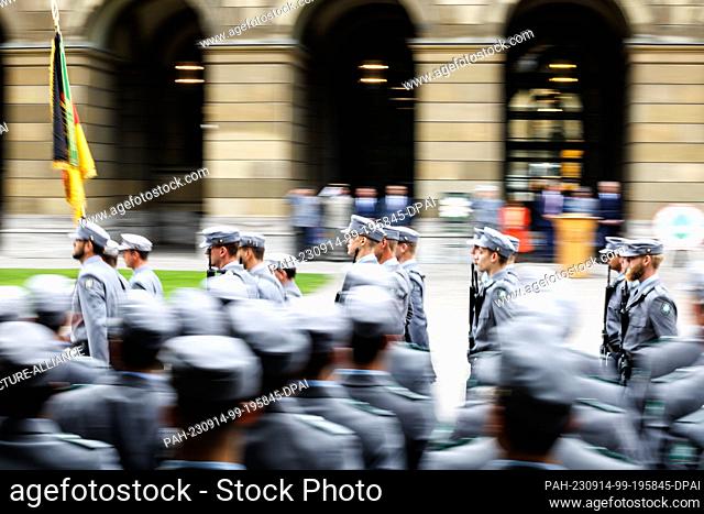 14 September 2023, Bavaria, Munich: Soldiers of the Honor Platoon walk along the rows of recruits during a ceremonial pledge of about 180 recruits of the...