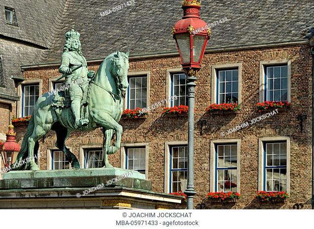 Germany, North Rhine-Westphalia, Düsseldorf, city hall with the equestrian statue of Jan Wellem on the 'Marktplatz' in Düsseldorf