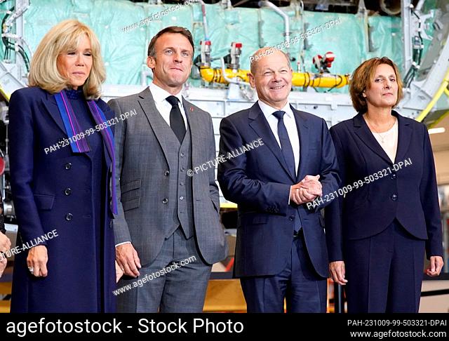 09 October 2023, Hamburg: German Chancellor Olaf Scholz (2nd from right, SPD) and his wife Britta Ernst (r), Emmanuel Macron, President of France