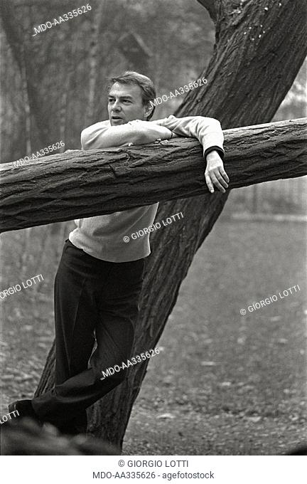Giorgio Albertazzi leaning on a tree. The Italian actor Giorgio Albertazzi leaning on the trunk of a tree. 1965
