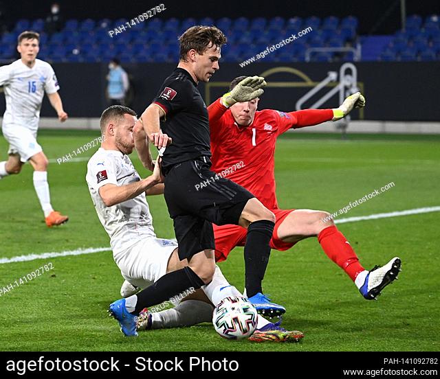 Joshua Kimmich (Germany) versus Sverrir Ingason (Iceland) and Hannes Halldorsson, goalwart, (Iceland). GES / Fussball / WM-Qualifikation: Germany - Iceland, 25