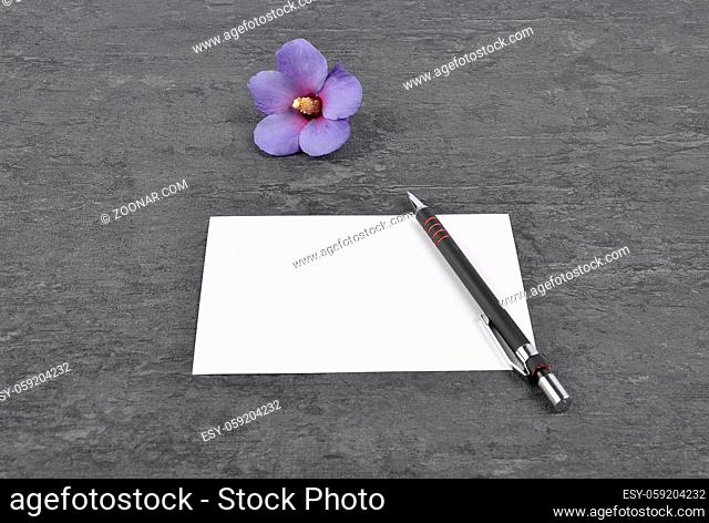 Notizzettel, Stift und Hibiskus auf Schiefer - Memo, pen and hibiscus on slate