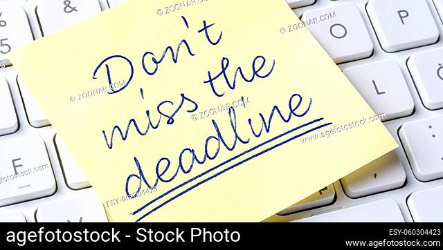 Sticky note on a keyboard - Dont miss the deadline