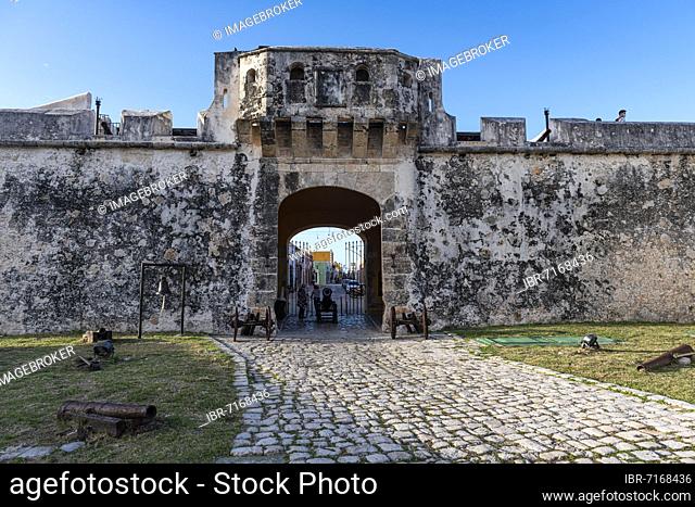 Puerta de Tierra gate, Unesco world heritage site the historic fortified town of Campeche, Campeche, Mexico, Central America