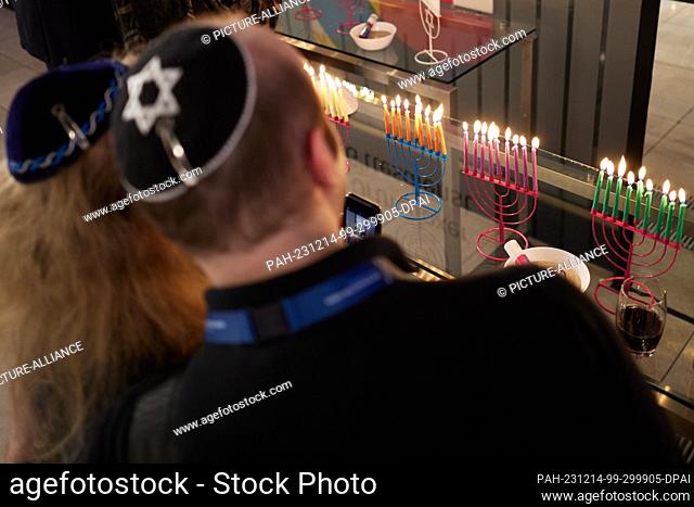 14 December 2023, Berlin: Hanukkah candles are lit at the Jewish Community Day 2023 at the Intercontinental Hotel. From December 14 to 17