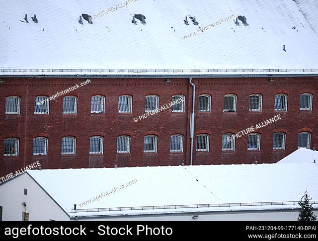 04 December 2023, Saxony, Waldheim: Snow lies on the roofs and walls of Waldheim Prison. Prisoners are regularly released early in the weeks leading up to...