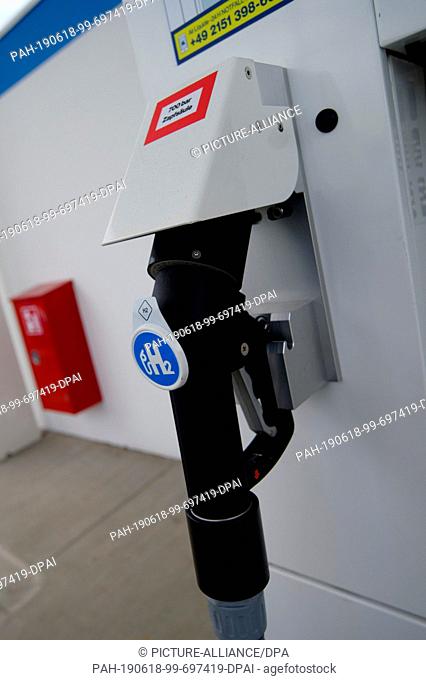 17 June 2019, North Rhine-Westphalia, Duesseldorf: At the opening of a hydrogen filling station a tap shows the logo ""H2"" for hydrogen