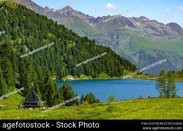 19 July 2021, Austria, Sankt Jakob: The Obersee lake in the Hohe Tauern National Park on the Staller Sattel pass (Passo Stalle) on the border with Italy