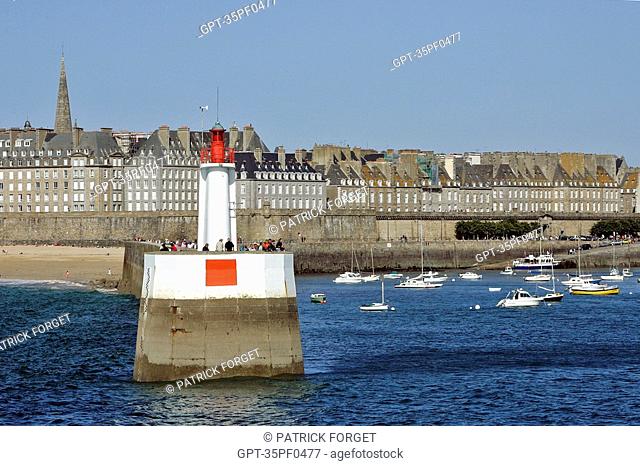THE FORTIFIED TOWN AND THE LIGHTHOUSE SEEN FROM THE SEA, SAINT-MALO, ILLE-ET-VILAINE 35, FRANCE