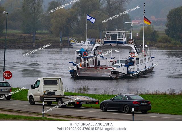 21 October 2019, Lower Saxony, Amt Neuhaus: The Elbe ferry ""Tanja"" goes to the jetty in Darchau in the municipality Amt Neuhaus