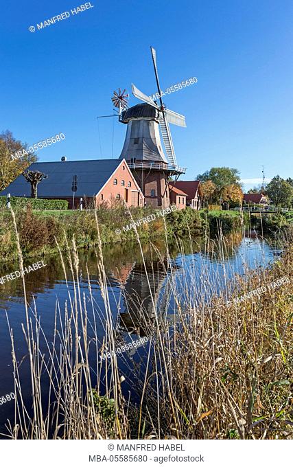 Autumn mood, Warsingsfehnkanal, windmill Warsingsfehn in Warsingsfehn, Moormerland, Eastern Frisia