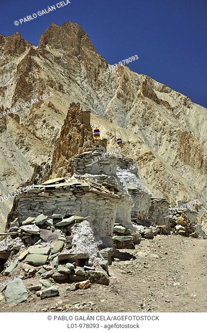 Monumentos budistas en Hankar Gompa, valle del río Markha  Ladak India