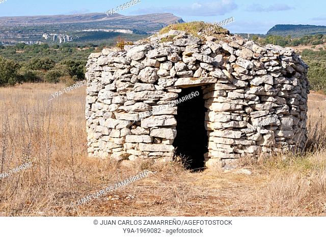 Chozo, traditional shepherd house, in calcareous rock, Hoces del Ebro y del Rudron Natural Park, Escalada, Burgos, Castilla y Leon, Spain