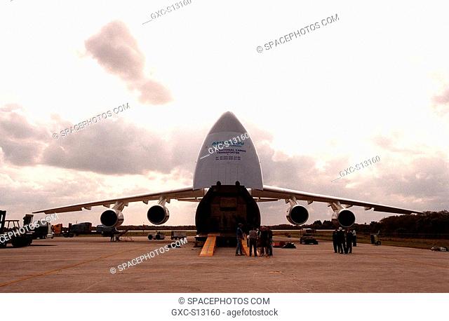 03/06/1999 --- After delivering a French satellite for the EUTELSat Consortium, a Russian cargo plane, the Antonov 124, sits on the end of the Shuttle Landing...