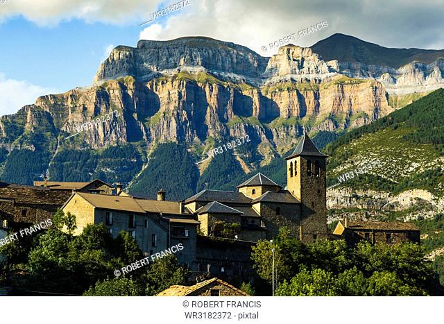 Torla village and church and Mount Mondarruego (Red Mountain) in Ordesa National Park beyond, Torla, Pyrenees, Huesca, Aragon, Spain, Europe