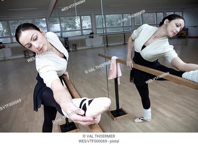 Germany, Bavaria, female ballet dancer at a rehearsal