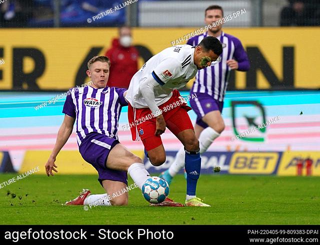 05 April 2022, Hamburg: Soccer: 2nd Bundesliga, Matchday 26, Hamburger SV - Erzgebirge Aue, at Volksparkstadion. Aue's Erik Majetschak (l) and Hamburg's Robert...