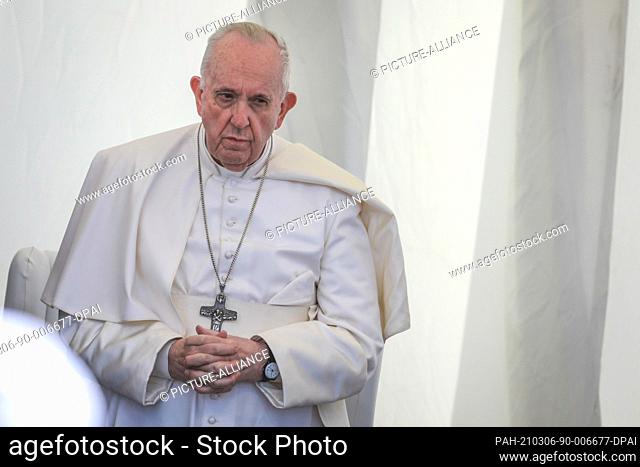 06 March 2021, Iraq, Nasiriyah: Pope Francis attends an interreligious meeting in the Sumerian city-state Ur, which is mentioned in the Bible as the home of the...