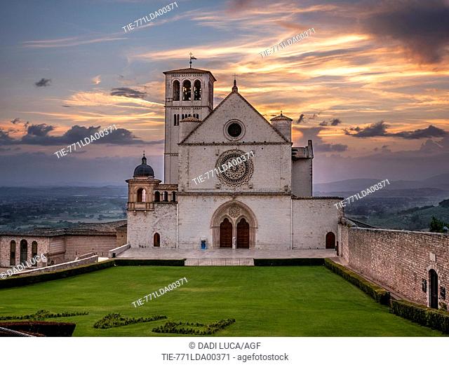 Italy, Umbria, Assisi, sunset on San Francesco d'Assisi basilica